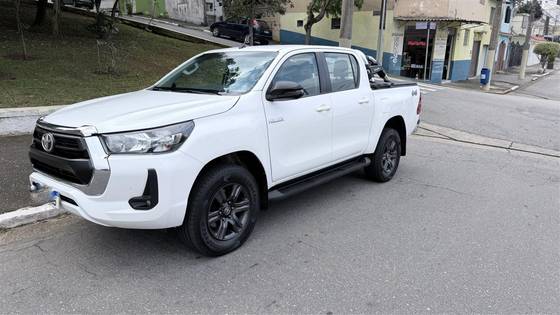 TOYOTA HILUX 2.8 D-4D TURBO DIESEL CD SR 4X4 AUTOMÁTICO TOYOTA HILUX 2.8 D-4D TURBO DIESEL CD SR 4X4 AUTOMÁTICO